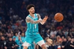 效率低！拉梅洛&middot;鲍尔半场13投仅4中拿到11分 三分6中2