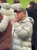 真不想呆了？实拍：恩佐在人群中拿出手机自顾自地玩，东张西望