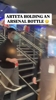 网友拍到阿尔特塔拿着一瓶类似曼城球迷玩梗的&ldquo;阿森纳水瓶&rdquo;走过