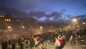 隔着屏幕都被震撼！红烟滚滚、万人大合唱，酋长球场外相当热闹！