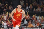 媒体人：胡金秋应该是左膝盖有问题 对阵深圳时直播镜头就能看到