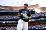 曼巴精神永存洛城！公羊新援加雷特穿科比头像T恤为道奇队开球