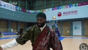 黑脸的张飞叫喳喳！杰伦布朗穿古装跟王鹤棣组球局！