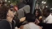 这真的很哥谭！纽约球迷破坏路灯，上前劝阻的人反被群殴！