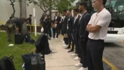 乌拉圭队抵达美国参加世界杯时，遭到警犬搜查和全面的安全检查