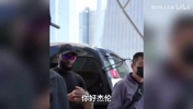 自费中国行！杰伦布朗接受于嘉采访：我是联盟里最会踢球的！