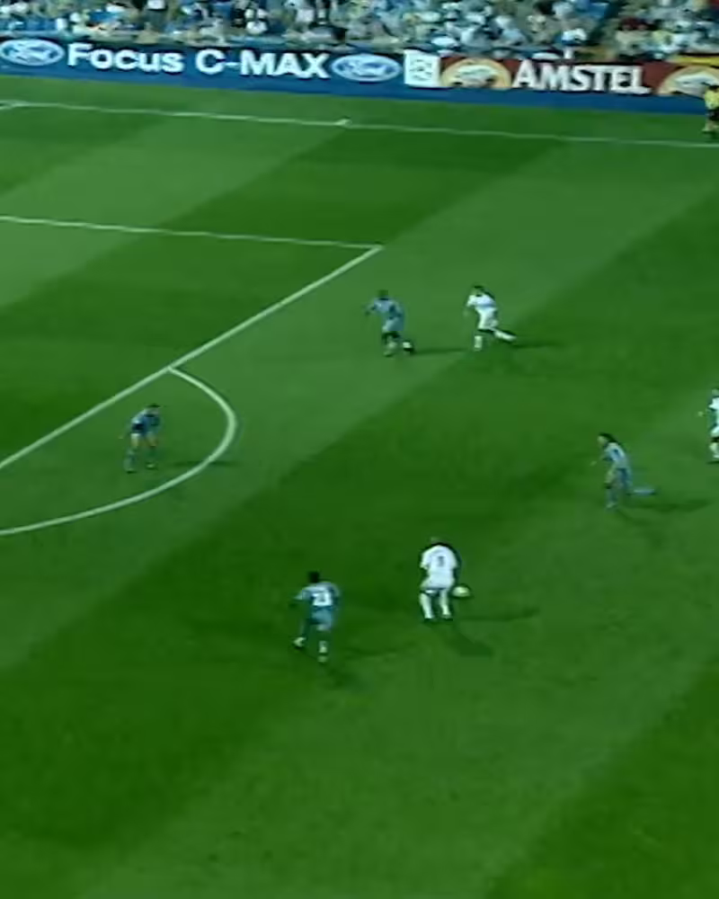 优雅的中场大师！欧冠官方发布：齐达内球员时期的一脚出球